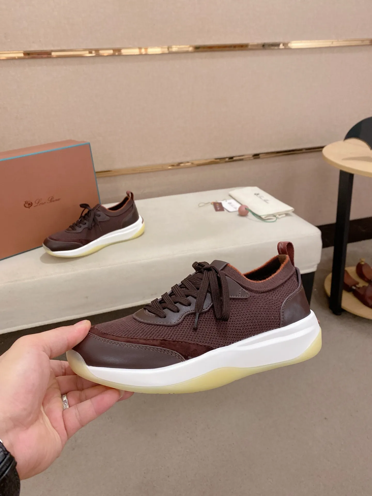 Men's shoes💰: 540💰🔥𝐥𝐨𝐫𝐨 𝐏𝐢𝐚𝐧𝐚 lp classic loafers, an Italian treasure brand, the only brand that can match Hermès! Only after wearing it do we realize that we can’t live up to our feet. The upper is made of imported first-layer cowhide with breathable fly-knit fabric, water-dyed cowhide foot pads, and the official original glass rubber outsole and pendant. Exclusive original packaging (tag ➕ brand paper ➕ outer box ➕ hand bag) code number: 38-44. Can be customized 45-46